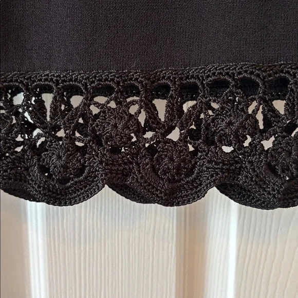 Black Sleeveless Crochet-Hem Tank Top - Picture 2 of 3